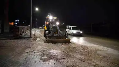Belediye Ekipleri Yolları Onarıyor