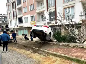 Adıyaman Besni'de Otomobil Apartmana Düştü