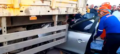 Adıyaman'da Park Halindeki Tıra Çarpma: Sürücü Yaralandı