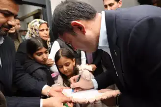 Bakan, Depremzede Öğretmeni Yeni Evinde Ziyaret Etti