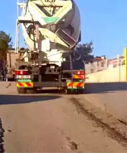 Beton Mikseri Yolda Çimento Dökerek İlerledi