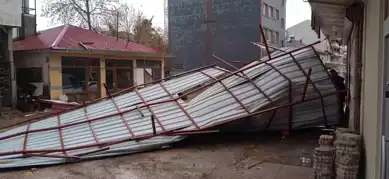 Şiddetli Rüzgar İş Yeri Çatısını Uçurdu