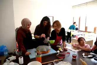 Kartepe'de Ev Hanımları Seramikte Yeteneklerini Geliştiriyor