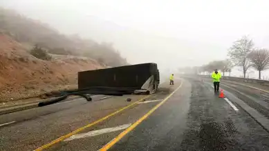 Malatya-Adıyaman Yolu'nda Çekici Devrildi, Trafik Aksadı