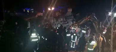 Doğu Anadolu'da Trafik Kazası: Polisler Tırın Altında Kaldı