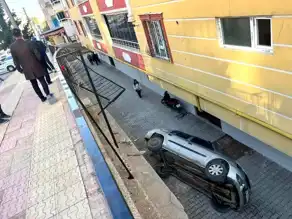 Besni'de Park Halindeki Araç Apartmana Düştü
