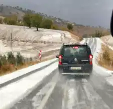 Doğu Anadolu Bölgesinde Ani Dolu Yağışı Trafiği Felç Etti