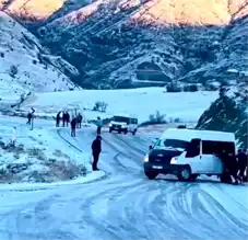 Sincik'te Yollar Buz Tuttu, Araçlar Mahsur Kaldı