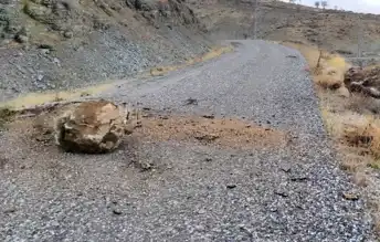 Dağdan Düşen Kaya Parçaları Tehdit Oluşturuyor!