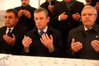 Özel, Deprem Bölgelerinde Temaslarda Bulundu