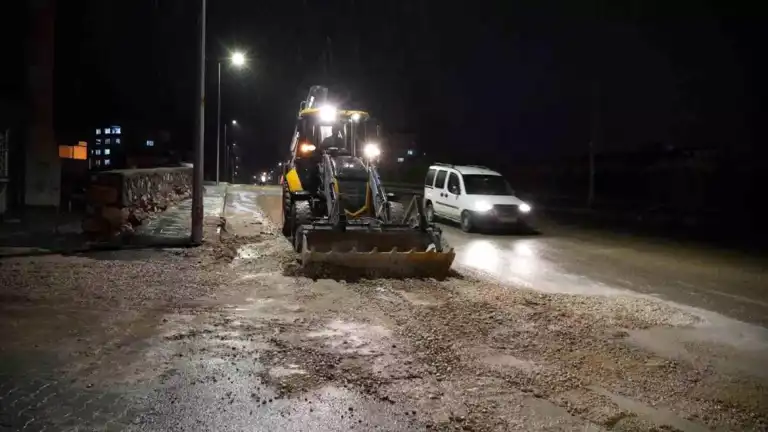 Belediye Ekipleri Yolları Onarıyor