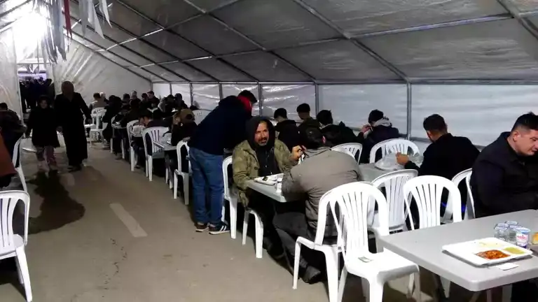 Adıyaman Depremzedeleri İlk İftarlarını Açtı