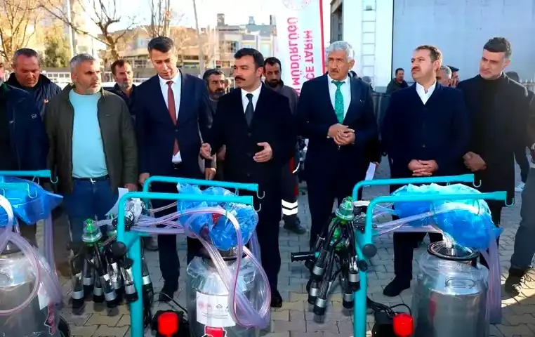 Adıyaman Kahta'da Üreticilere Yem Makineleri Dağıtımı