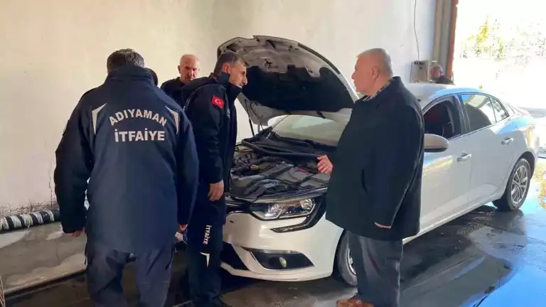 Motor Sıkışan Kedi Kurtarıldı