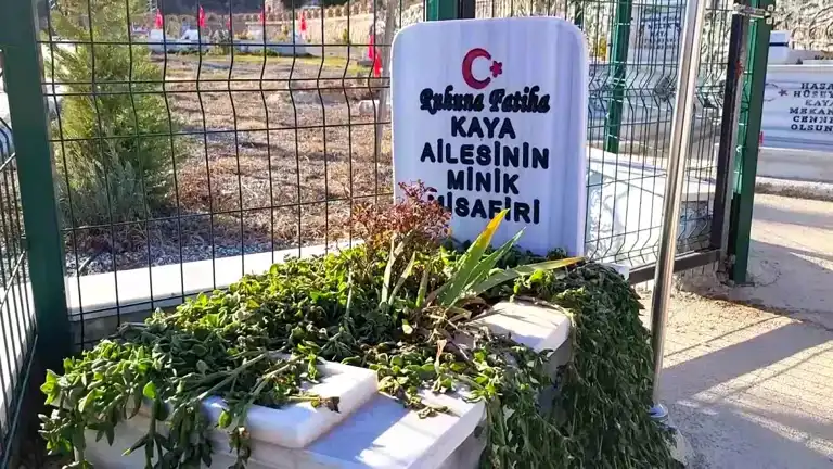 Depremde Ölen Bebek, Ailenin Mezarlığına Defnedildi