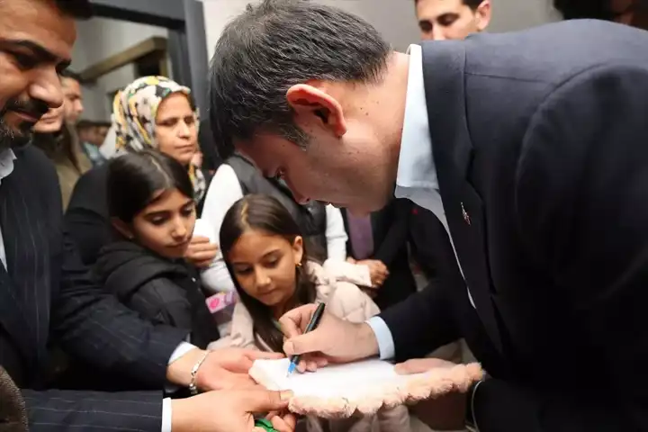 Bakan, Depremzede Öğretmeni Yeni Evinde Ziyaret Etti