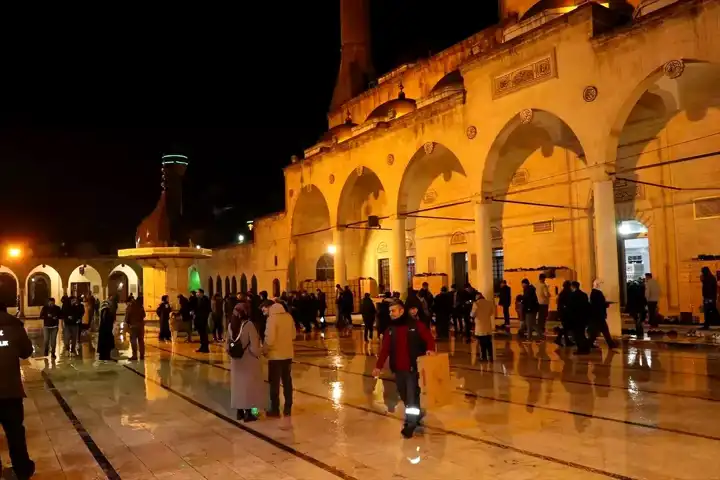 Berat Kandili'nde Camiler Doldu