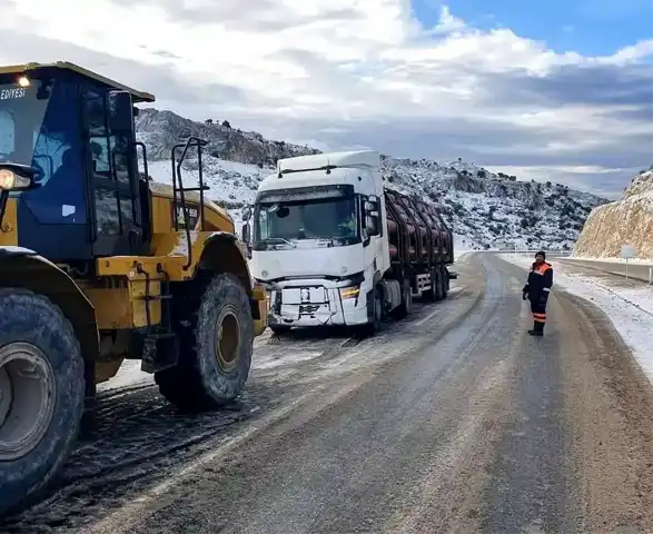 Besni'de Karla Kaplı Yollarda Yardım Eli!