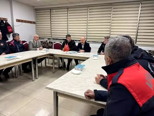 5 İl Valisi, Yılbaşı Gecesi Görevlileri Ziyaret Etti