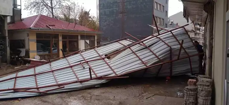 Şiddetli Rüzgar İş Yeri Çatısını Uçurdu