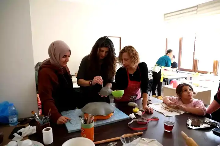 Kartepe'de Ev Hanımları Seramikte Yeteneklerini Geliştiriyor