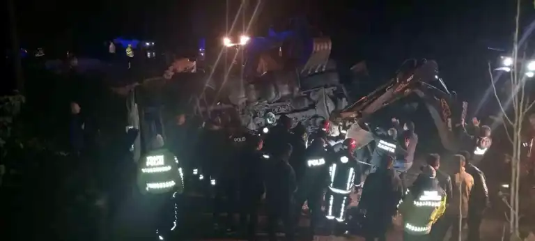 Doğu Anadolu'da Trafik Kazası: Polisler Tırın Altında Kaldı