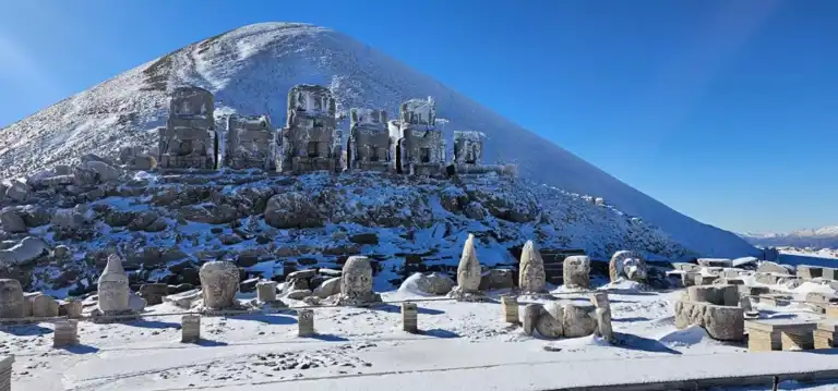 Karlı Nemrut Dağı'nın Büyülü Görüntüsü
