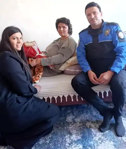 Polis, Depremzede Sağlık Çalışanına Moral Ziyareti