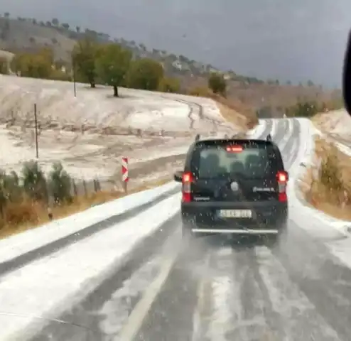 Doğu Anadolu Bölgesinde Ani Dolu Yağışı Trafiği Felç Etti